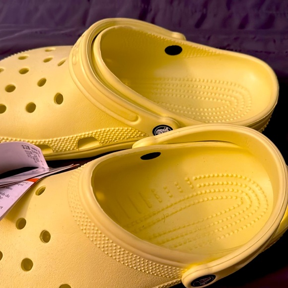 2nd pair-NWT - Unisex Yellow Crocs, no box. Women 9 and Mens 7. - Picture 3 of 4